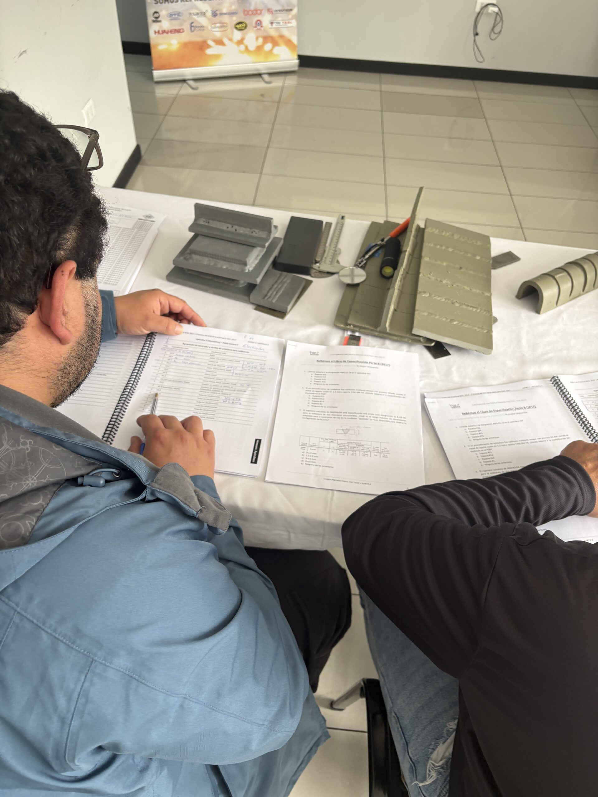 Taller de soldadura con equipamiento profesional
