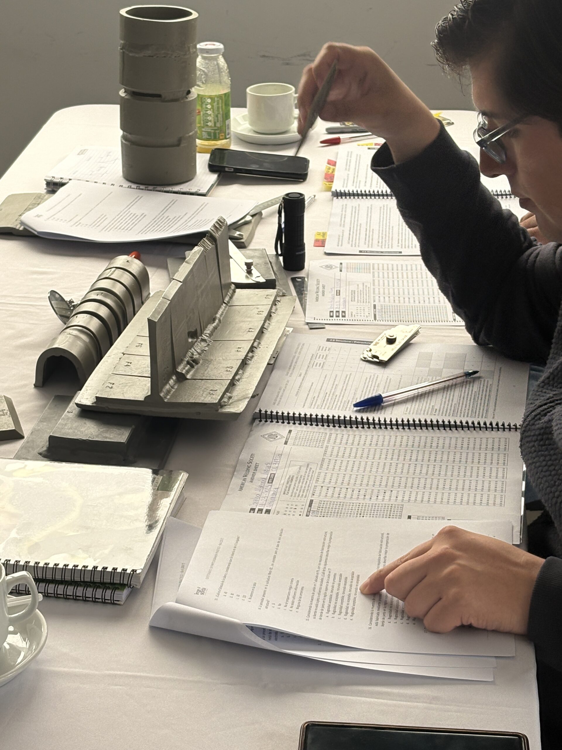 Alumno realizando examen práctico CWI